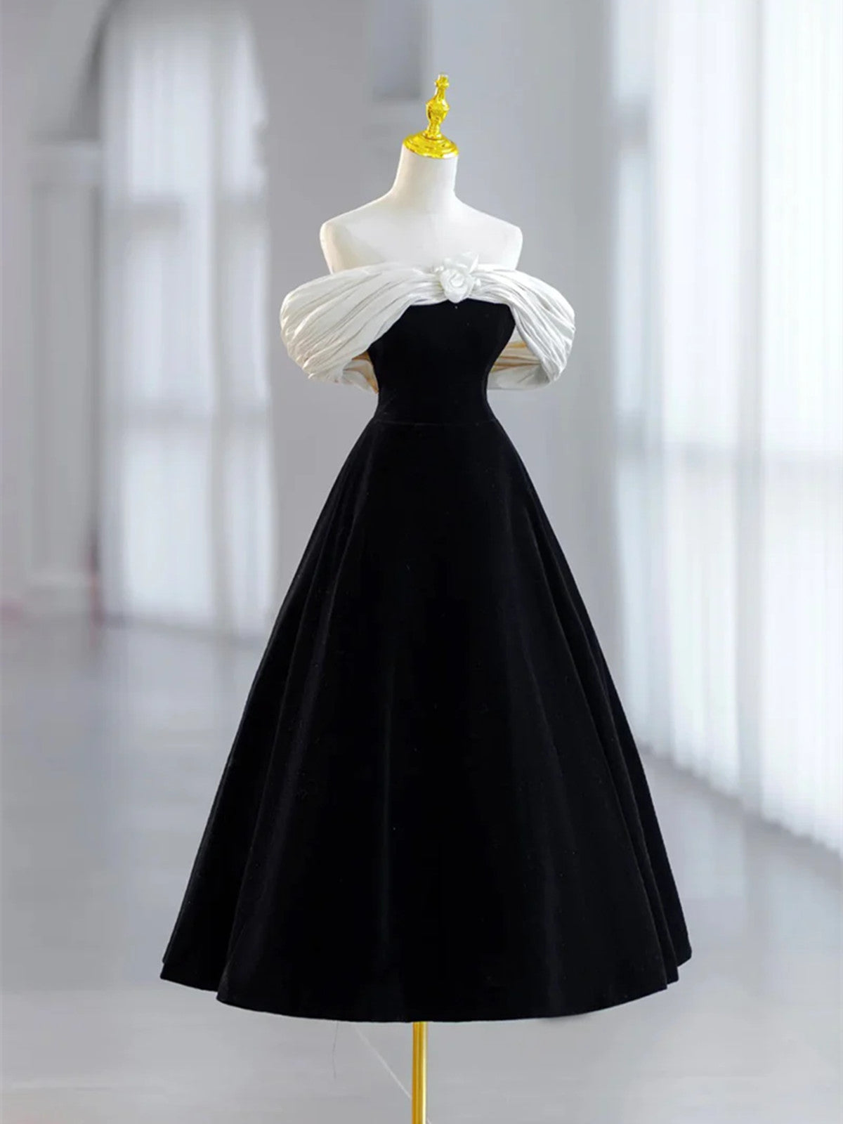 Vestido de fiesta negro de terciopelo con hombros descubiertos y cordones 