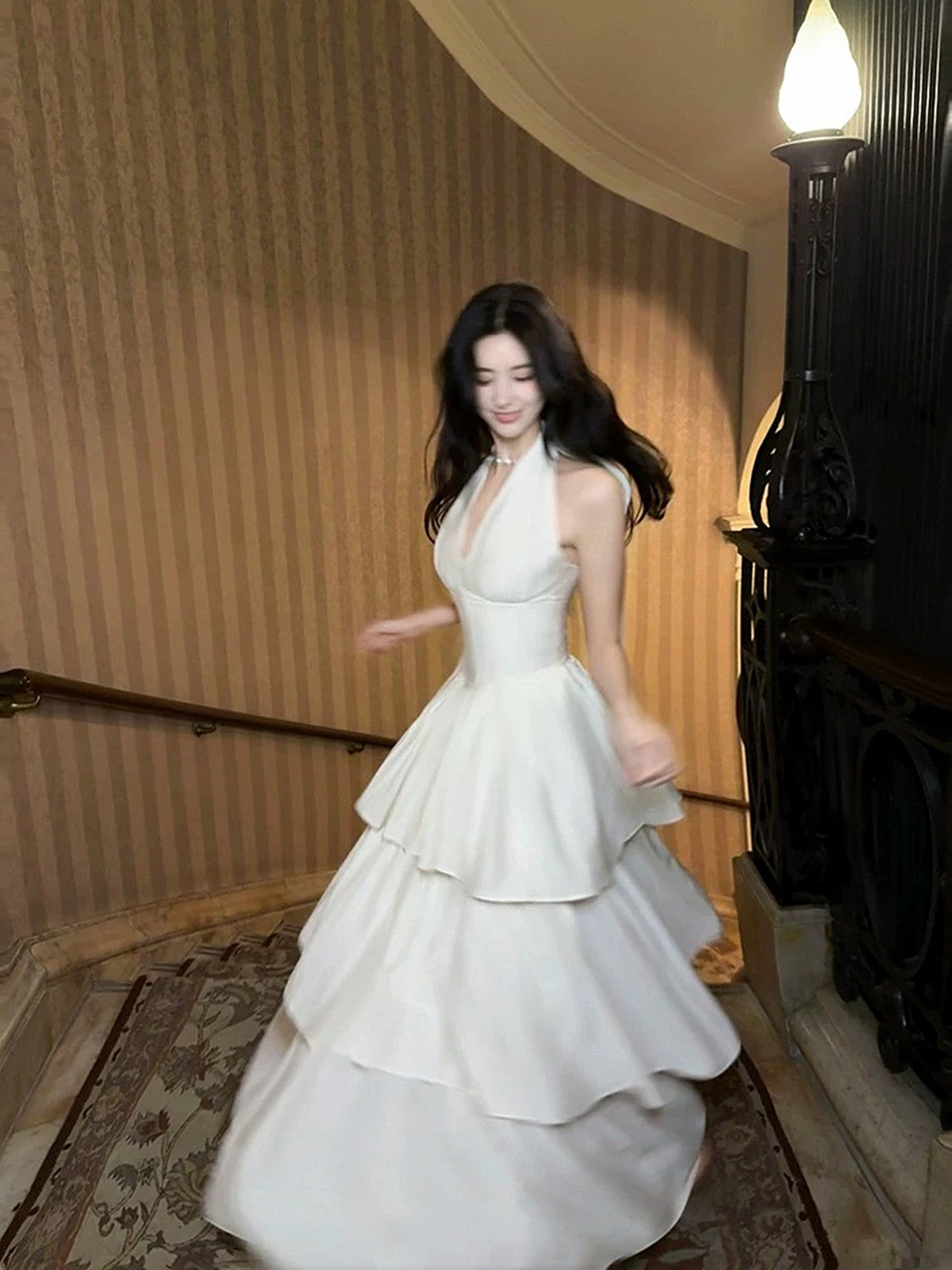 Vestido de fiesta largo elegante con capas y corte A en blanco con cuello halter 