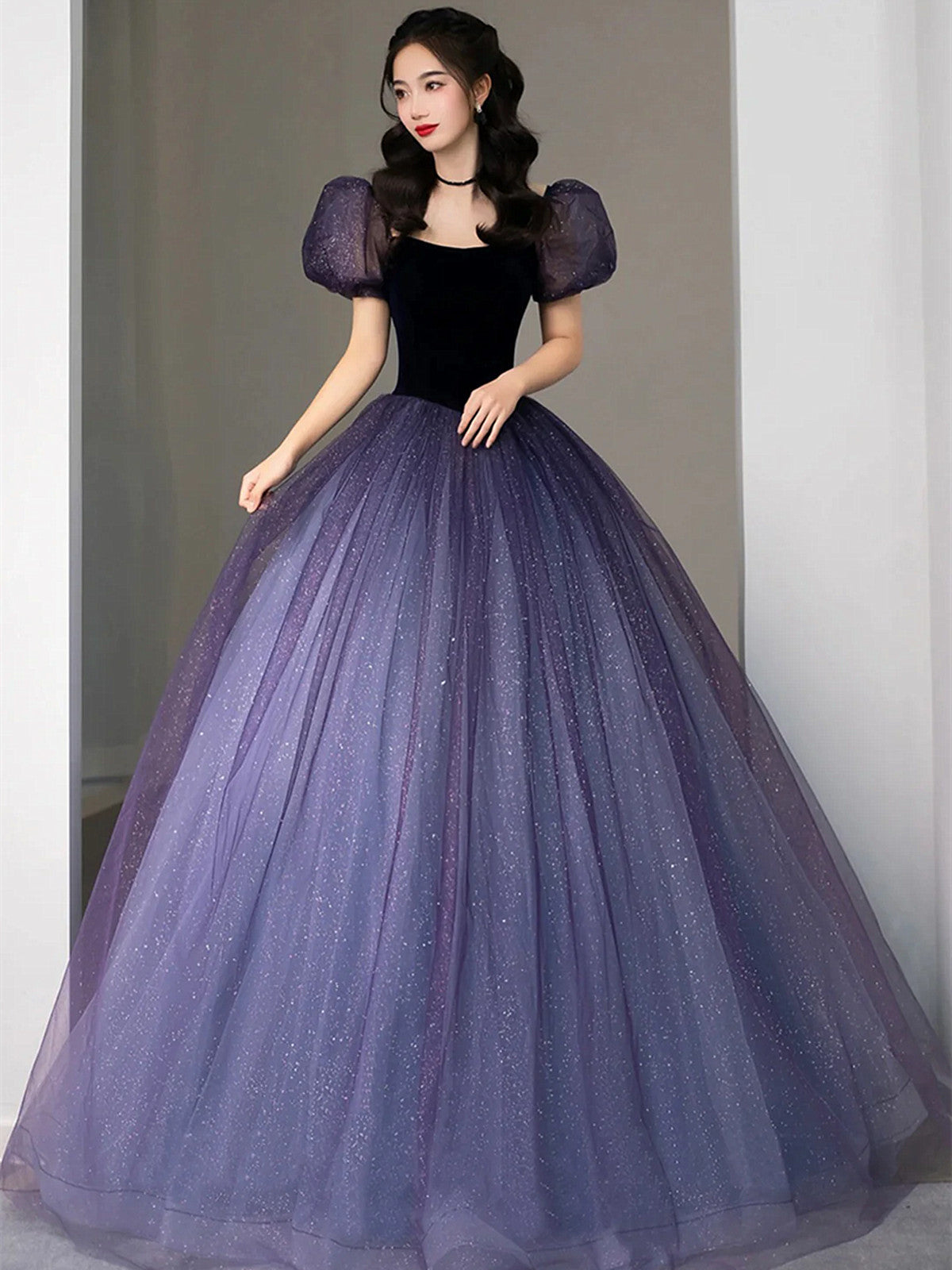 Vestido de fiesta largo de tul morado con mangas cortas y corte A 
