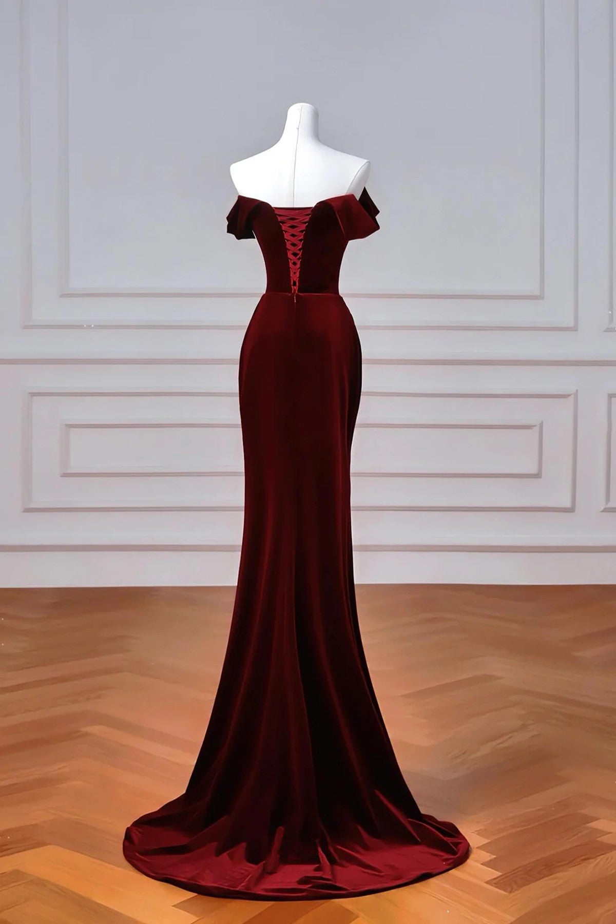Vestido de noche de sirena con hombros descubiertos en terciopelo rojo vino 