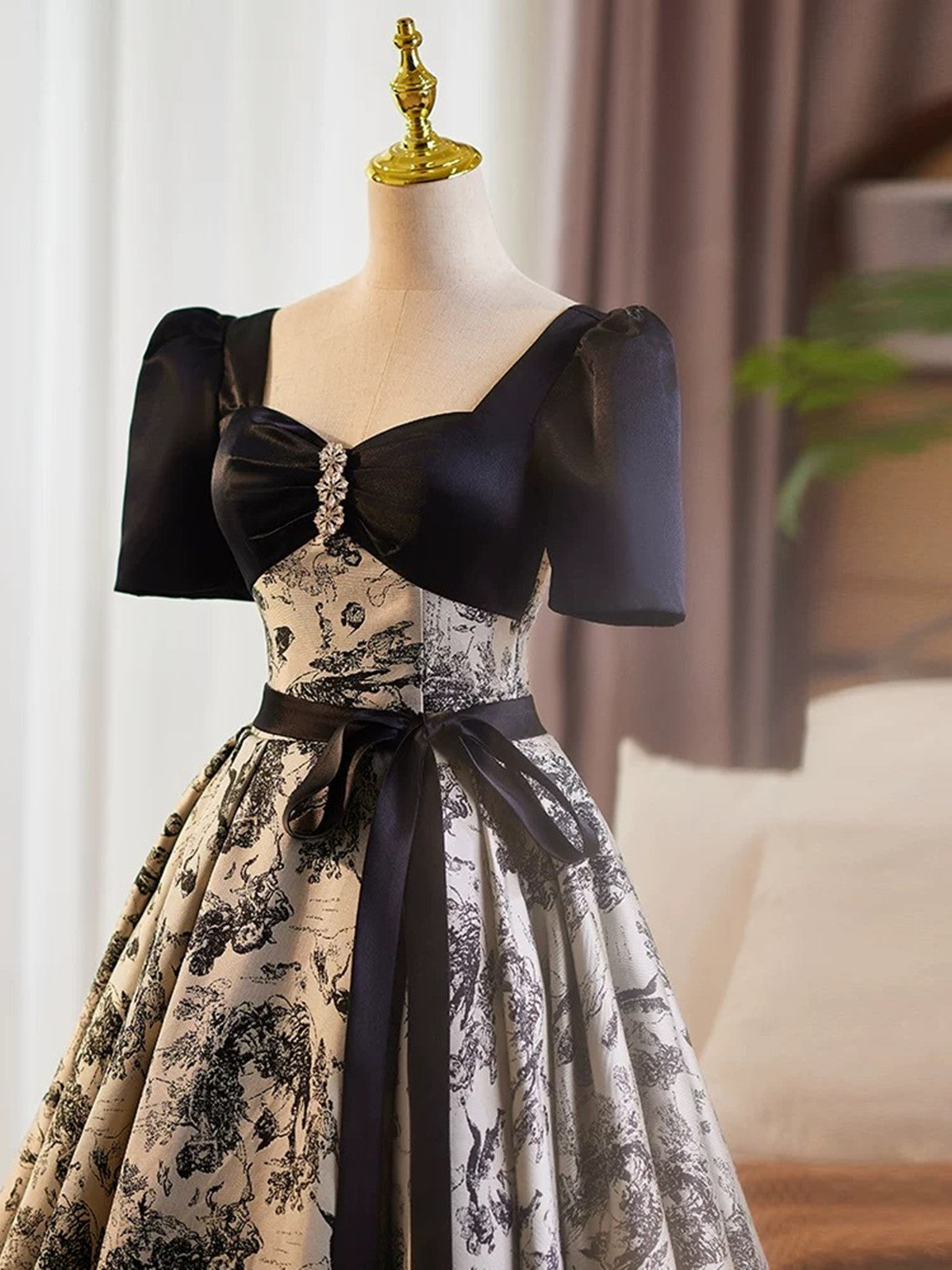Vestido de fiesta negro de satén con mangas cortas y cuentas, corte en A 