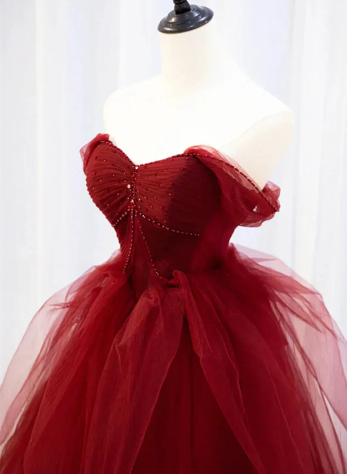 Vestido de fiesta largo de tul con cuentas y escote en forma de corazón en color rojo vino 