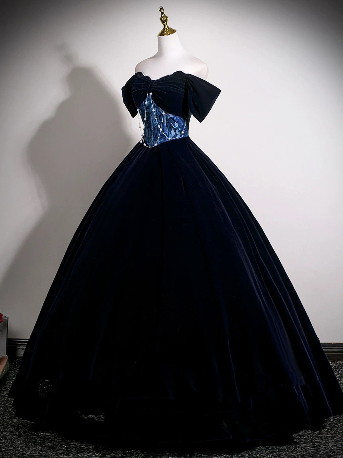 Vestido de fiesta azul marino de terciopelo con hombros descubiertos y largo hasta el suelo 