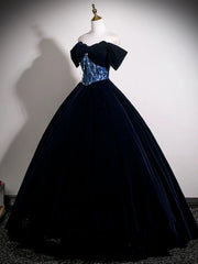 Vestido de fiesta azul marino de terciopelo con hombros descubiertos y largo hasta el suelo 