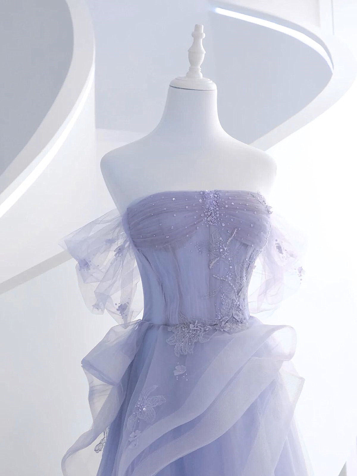Vestido formal de tul morado claro con encaje y hombros descubiertos 