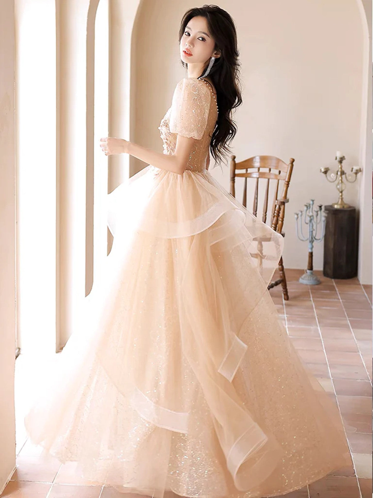 Vestido de fiesta de tul con encaje y mangas cortas color champán, corte A 