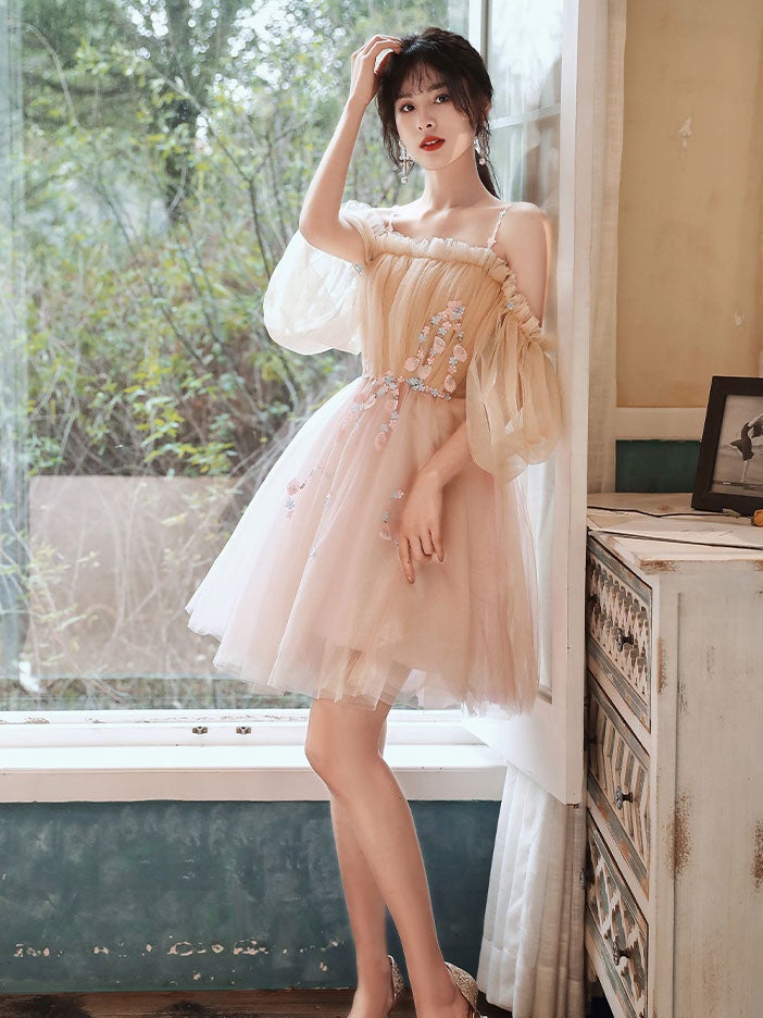 Precioso vestido de fiesta corto en rosa claro y champán con apliques de encaje. Vestidos cortos para el regreso a casa. 
