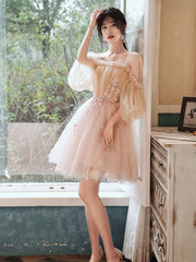 Precioso vestido de fiesta corto en rosa claro y champán con apliques de encaje. Vestidos cortos para el regreso a casa. 