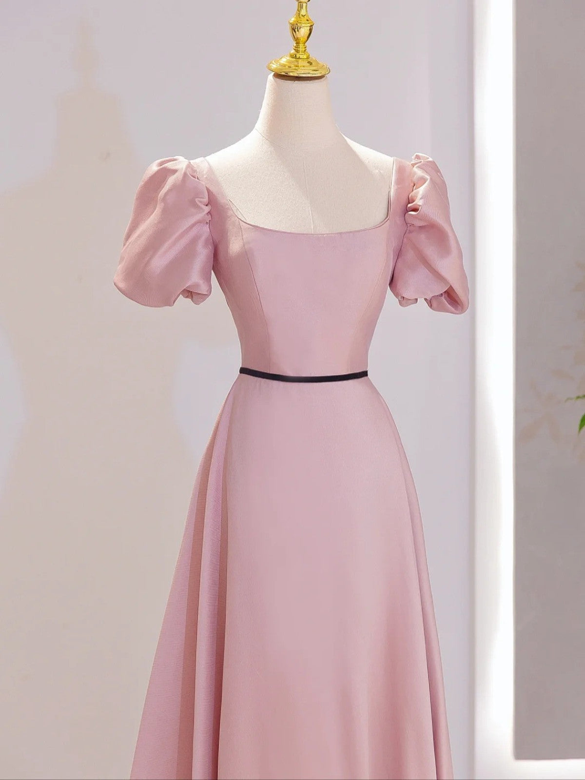 Vestido de fiesta rosa de corte A con mangas cortas y largo hasta el suelo 