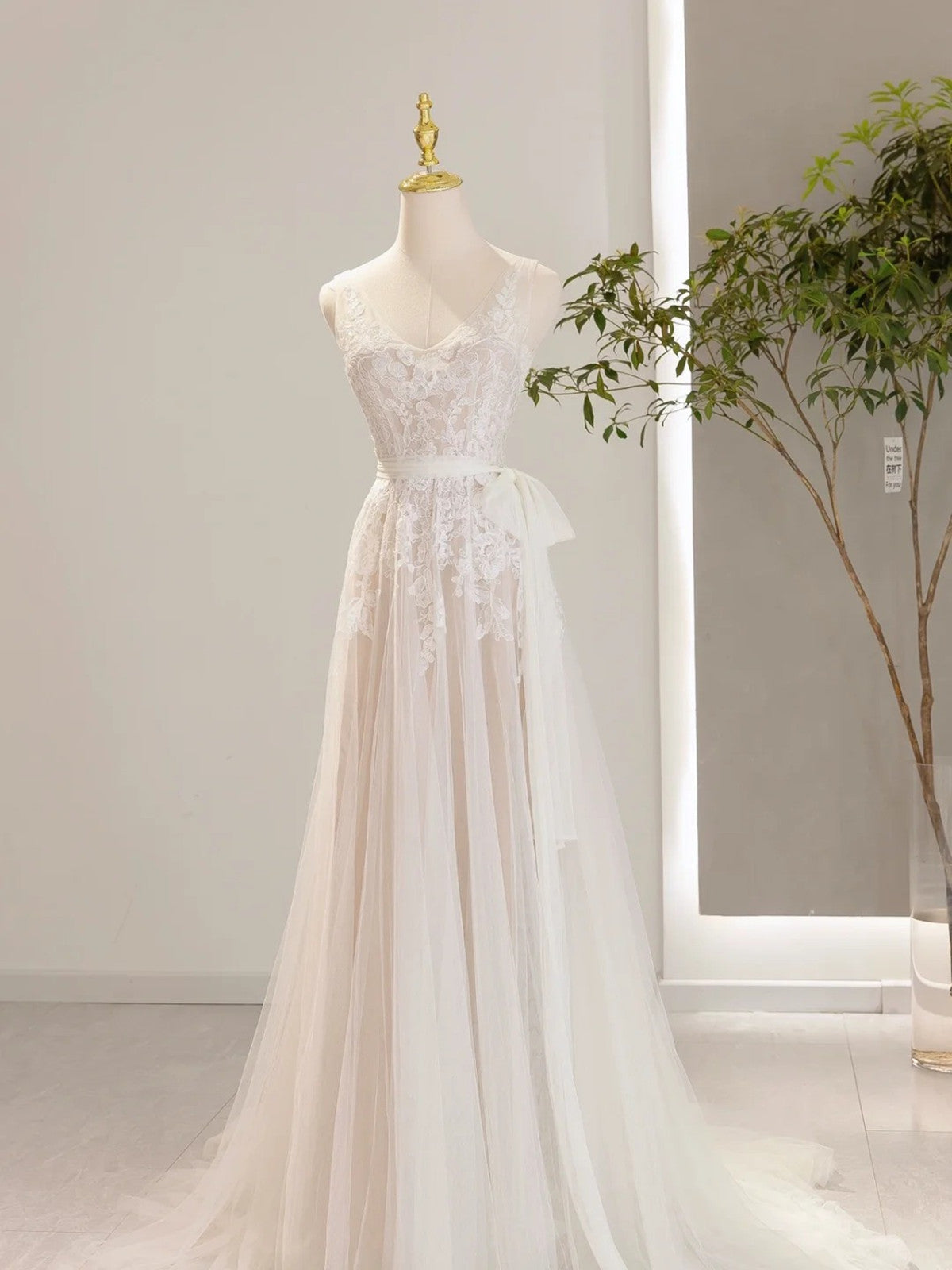 Vestido de fiesta de boda con escote en V y apliques de encaje en tul color marfil 
