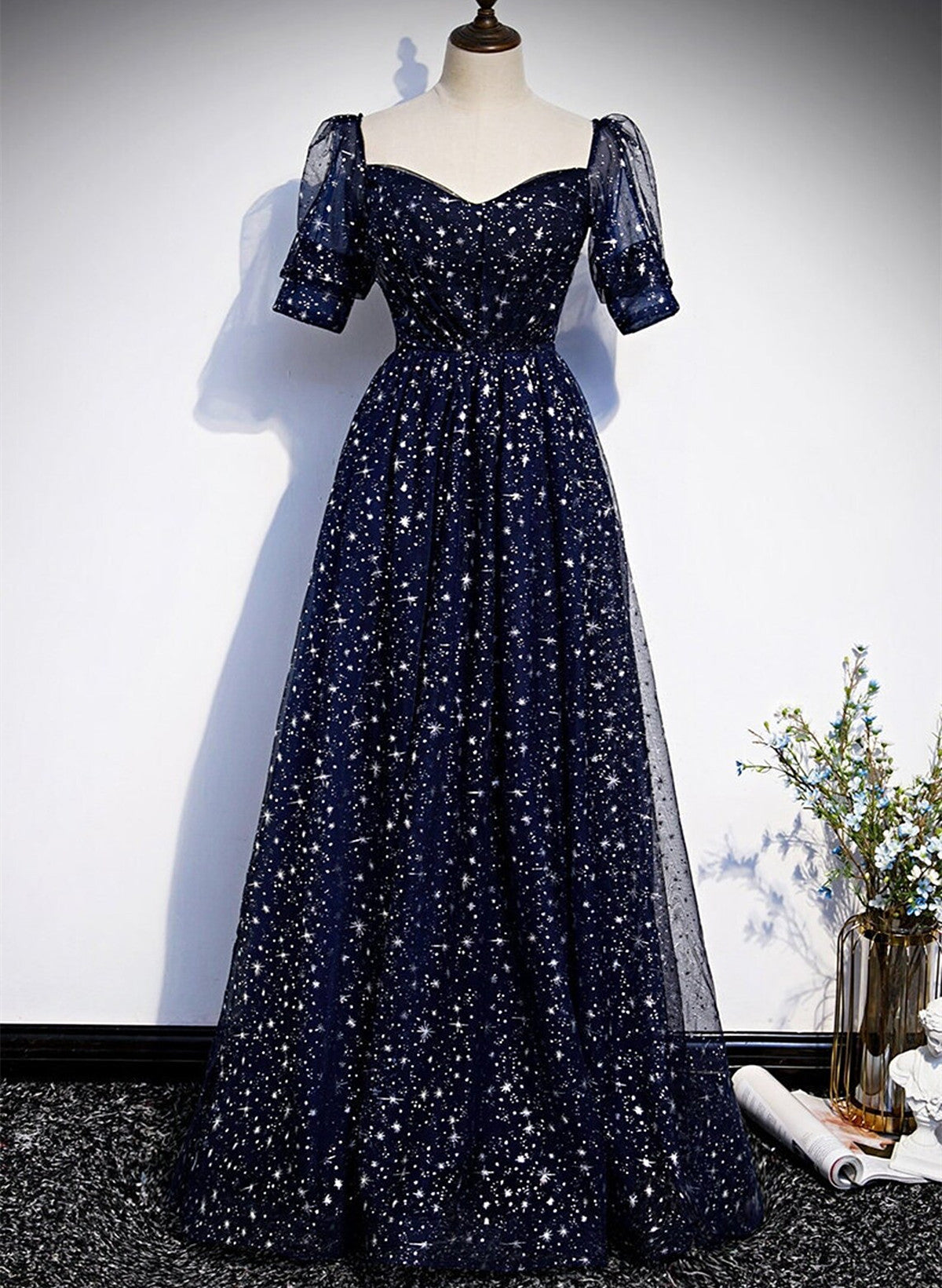 Vestido de fiesta azul marino sencillo de tul con mangas cortas 