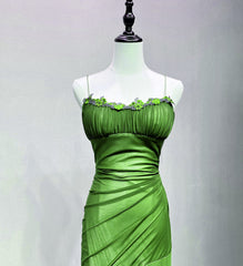 Vestido formal de noche con tirantes verdes y cordones 