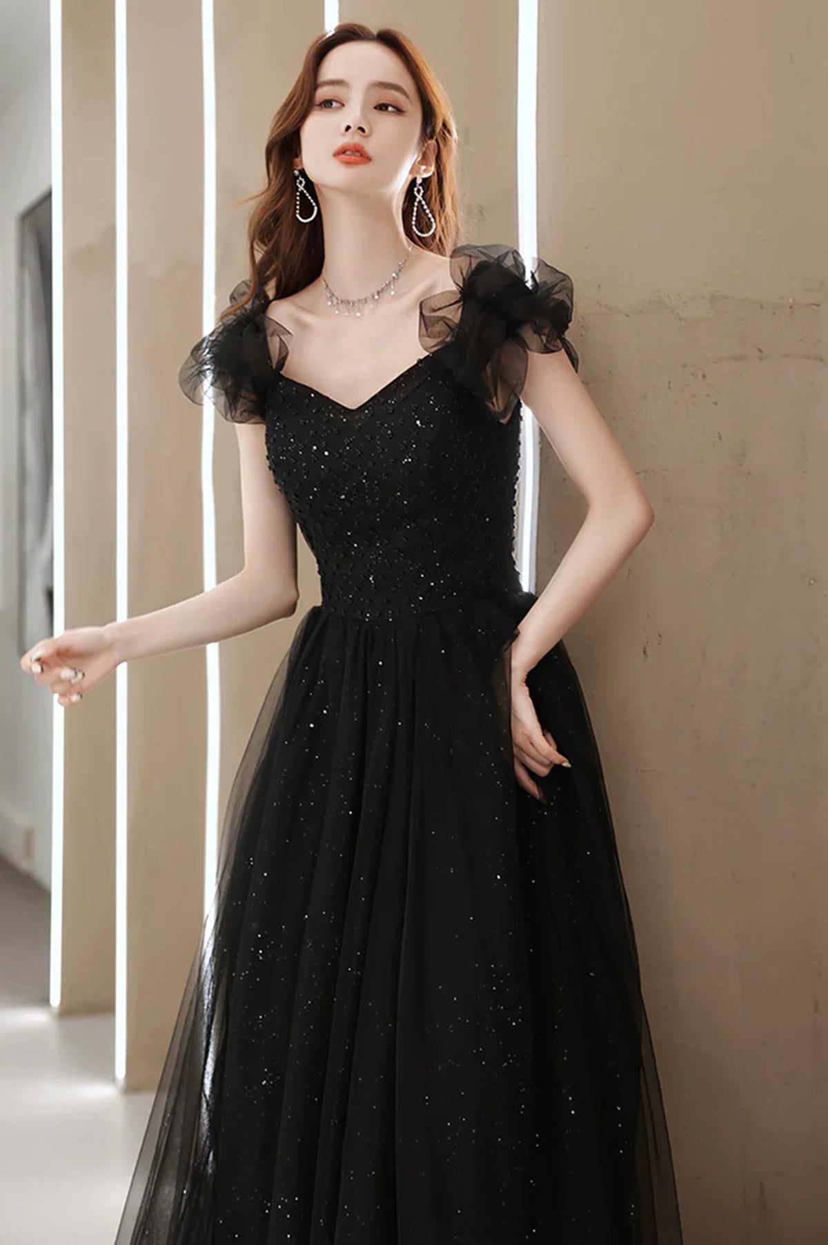 Vestido de fiesta largo de tul negro con escote en forma de corazón 