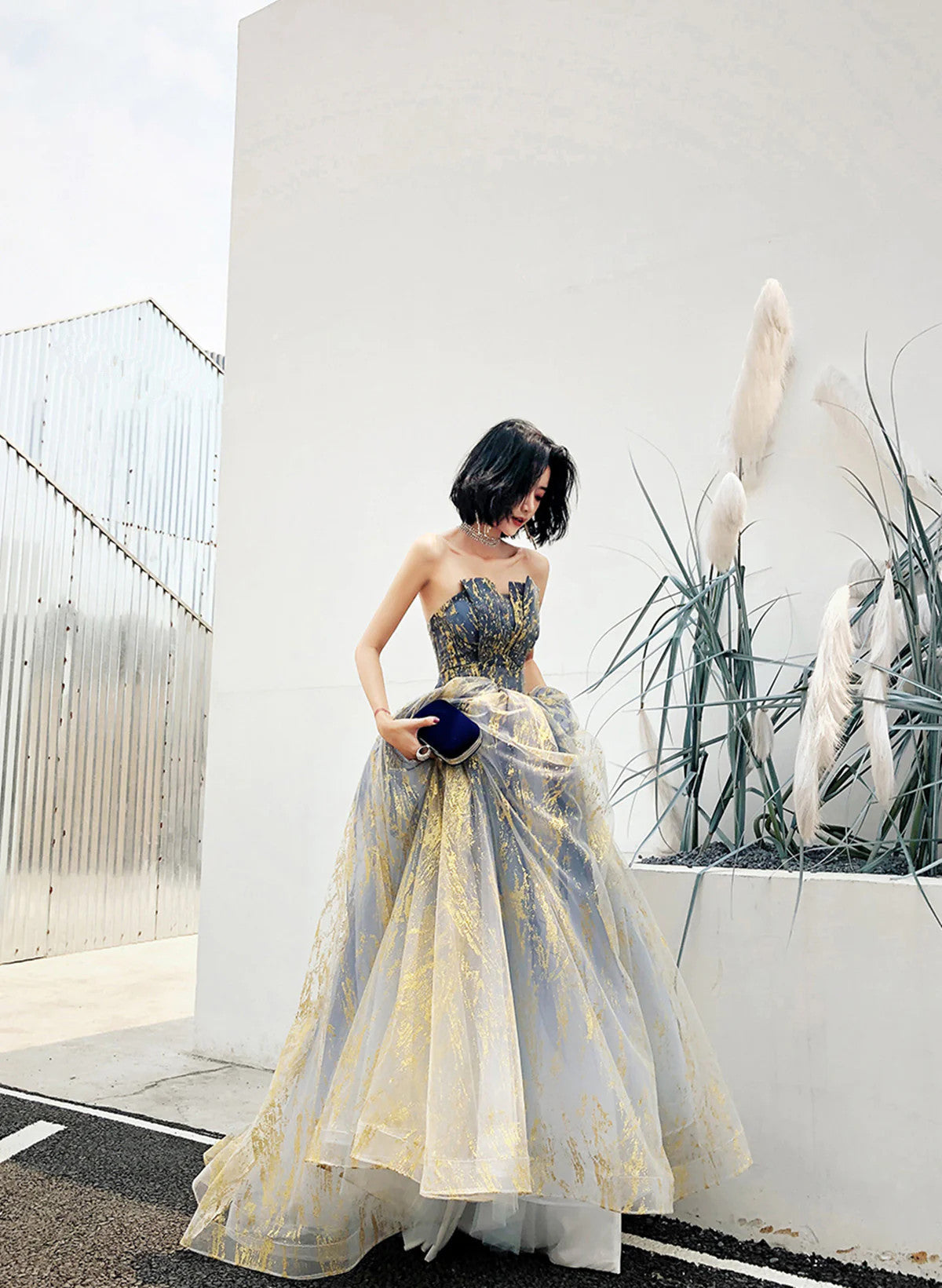 Hermoso vestido de fiesta largo de tul azul con cuentas y corte en A 