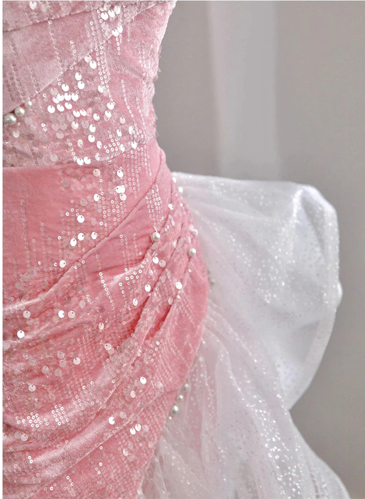 Vestido de fiesta elegante de sirena con hombros descubiertos y corte asimétrico en rosa 