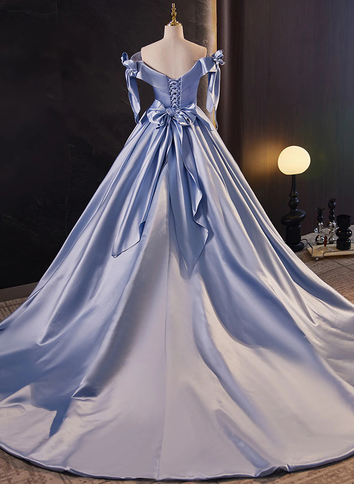 Vestido de fiesta largo con hombros descubiertos y satén azul 