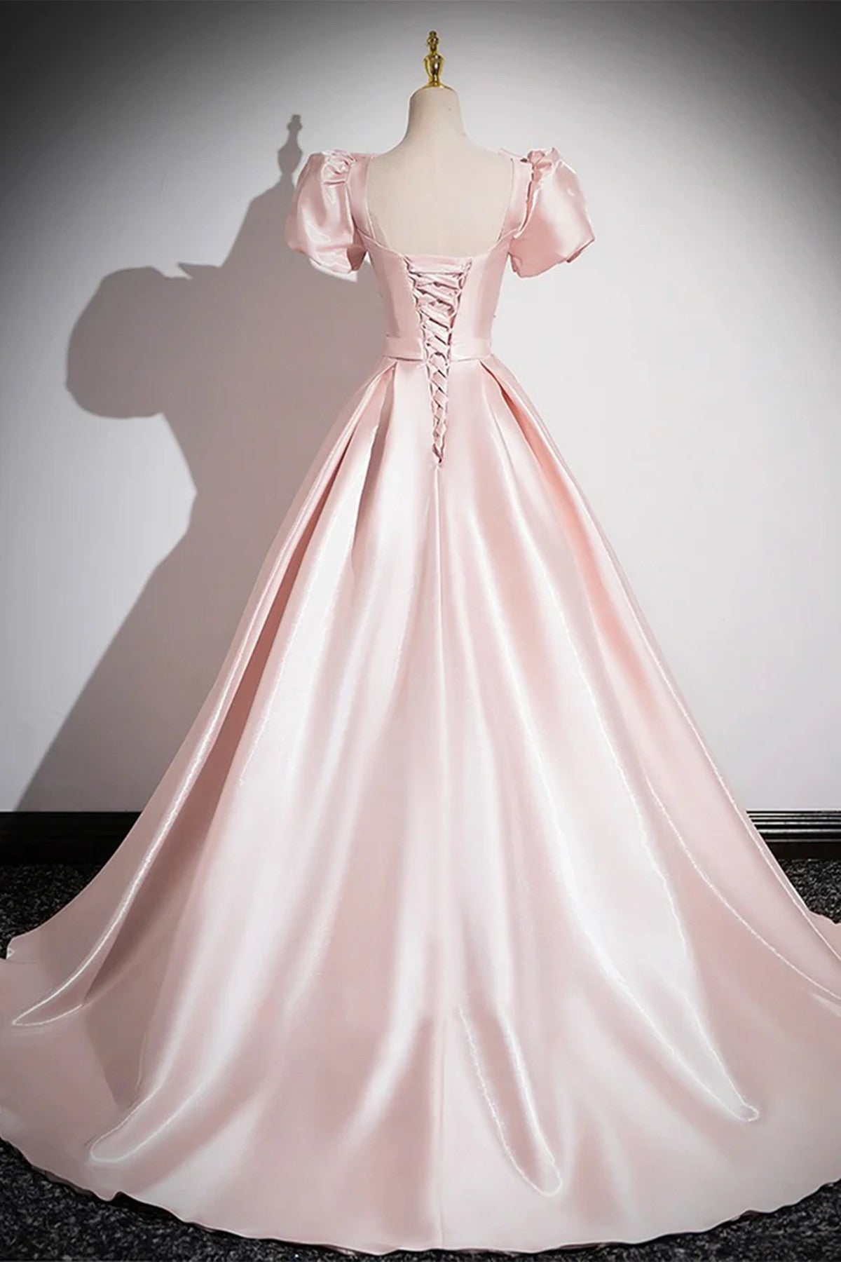 Vestido de fiesta rosa de satén largo con mangas cortas 