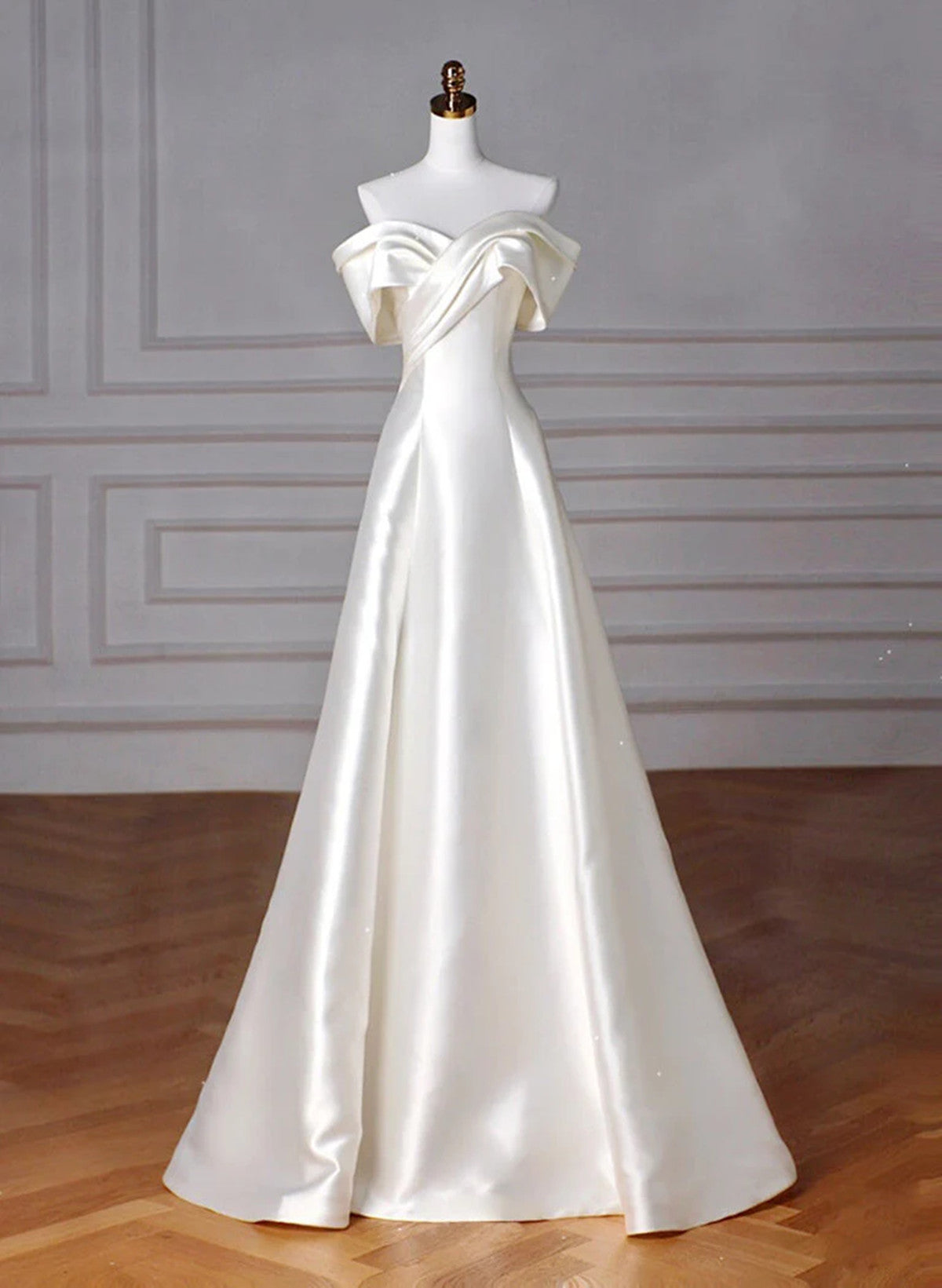 Vestido de fiesta largo de satén blanco con hombros descubiertos y corte A 