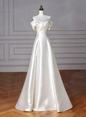 Vestido de fiesta largo de satén blanco con hombros descubiertos y corte A 