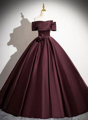 Vestido de fiesta largo de satén con hombros descubiertos en color granate 