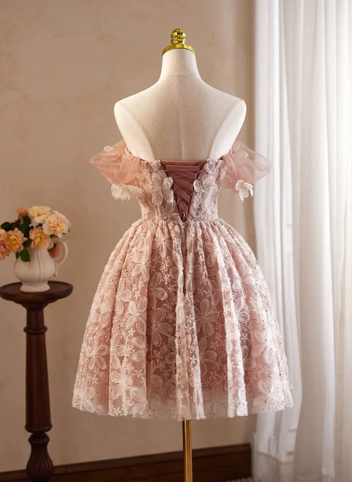 Vestido de fiesta rosa con encaje y hombros descubiertos hasta la rodilla 