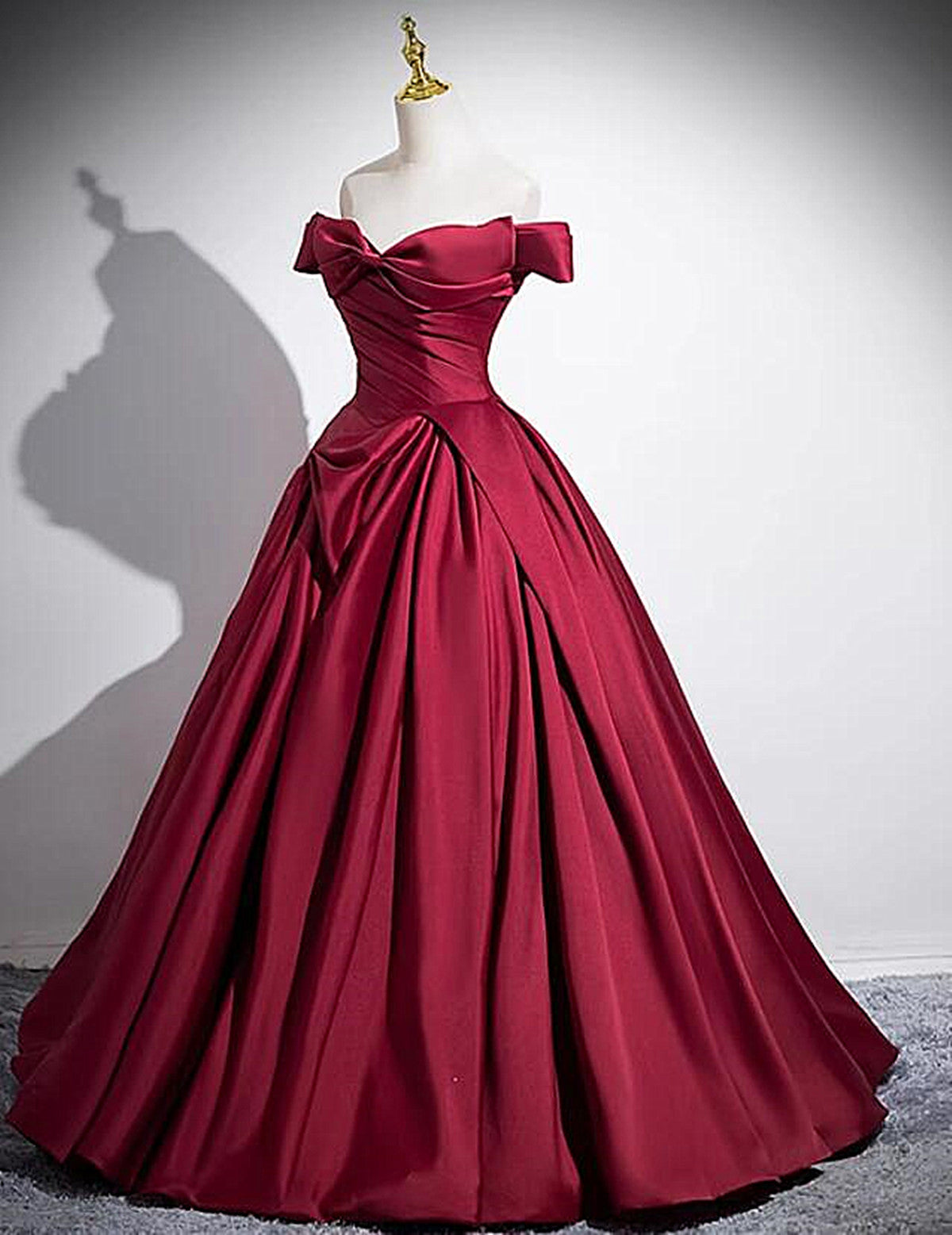 Vestido de fiesta de satén rojo vino con hombros descubiertos y largo hasta el suelo 