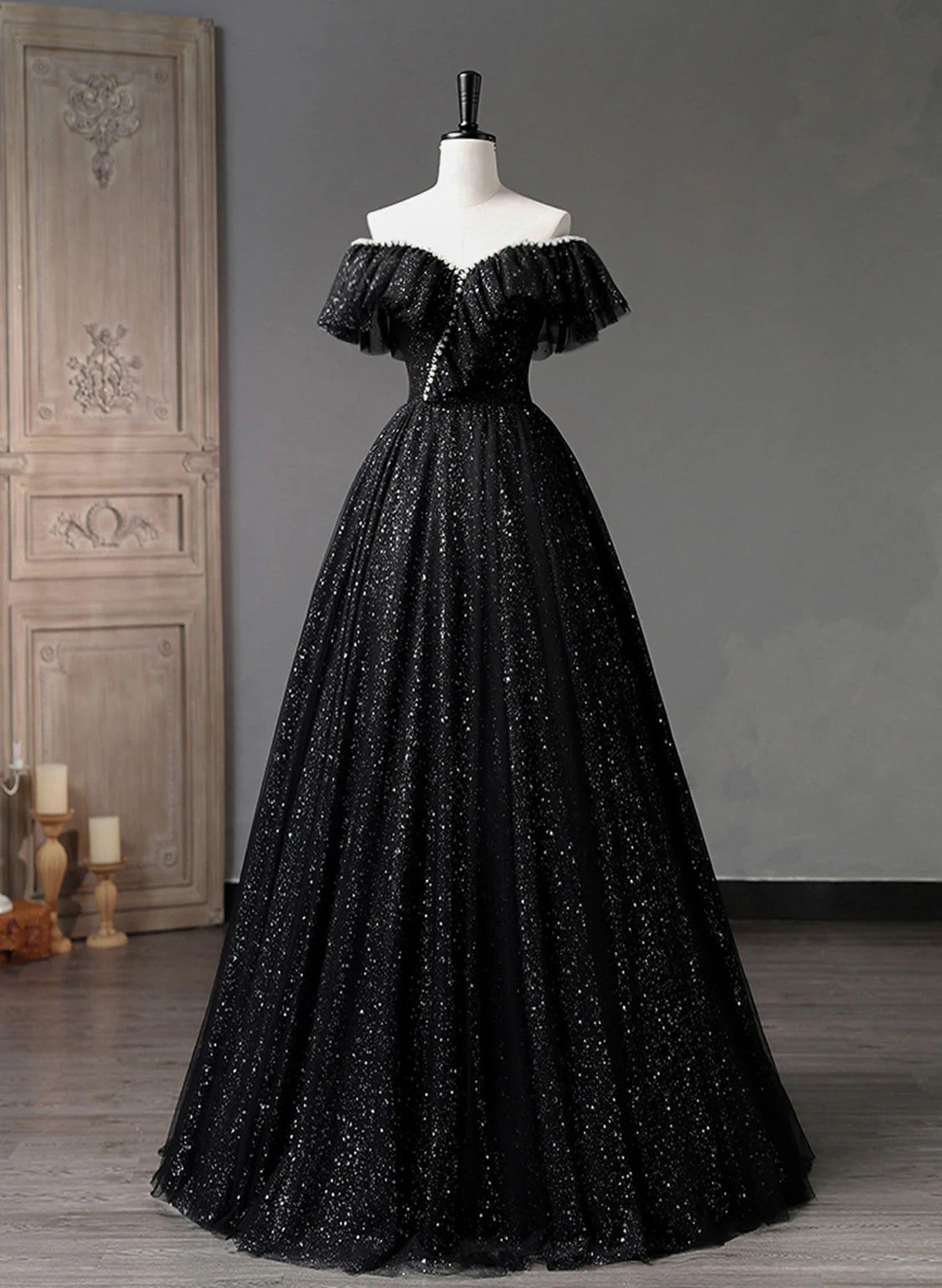 Vestido de fiesta negro de tul con hombros descubiertos y cuentas en forma de A 