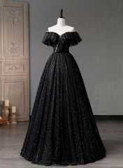 Vestido de fiesta negro de tul con hombros descubiertos y cuentas en forma de A 
