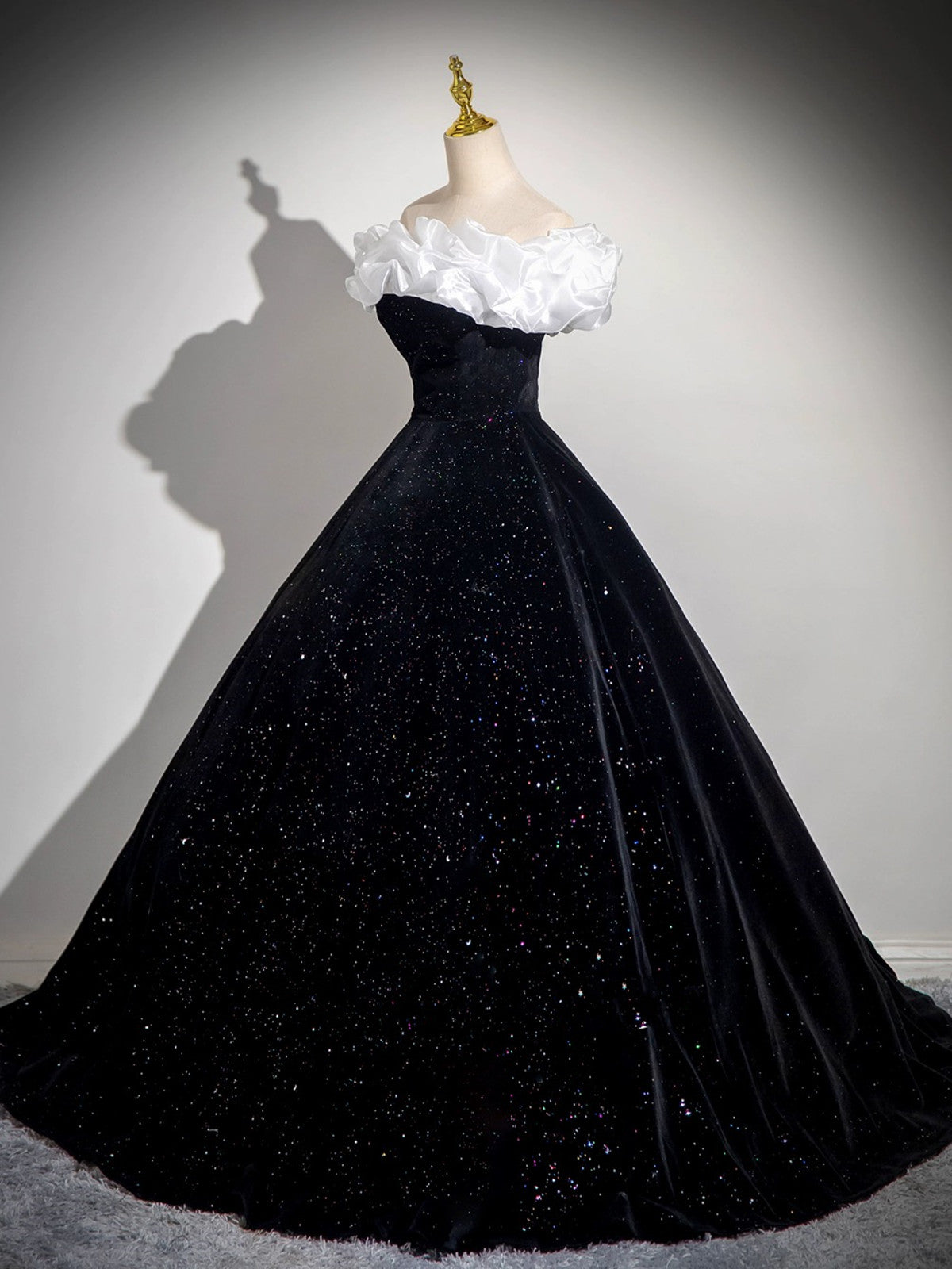 Vestido de fiesta largo de terciopelo negro con hombros descubiertos y escote redondo 