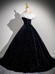 Vestido de fiesta largo de terciopelo negro con hombros descubiertos y escote redondo 