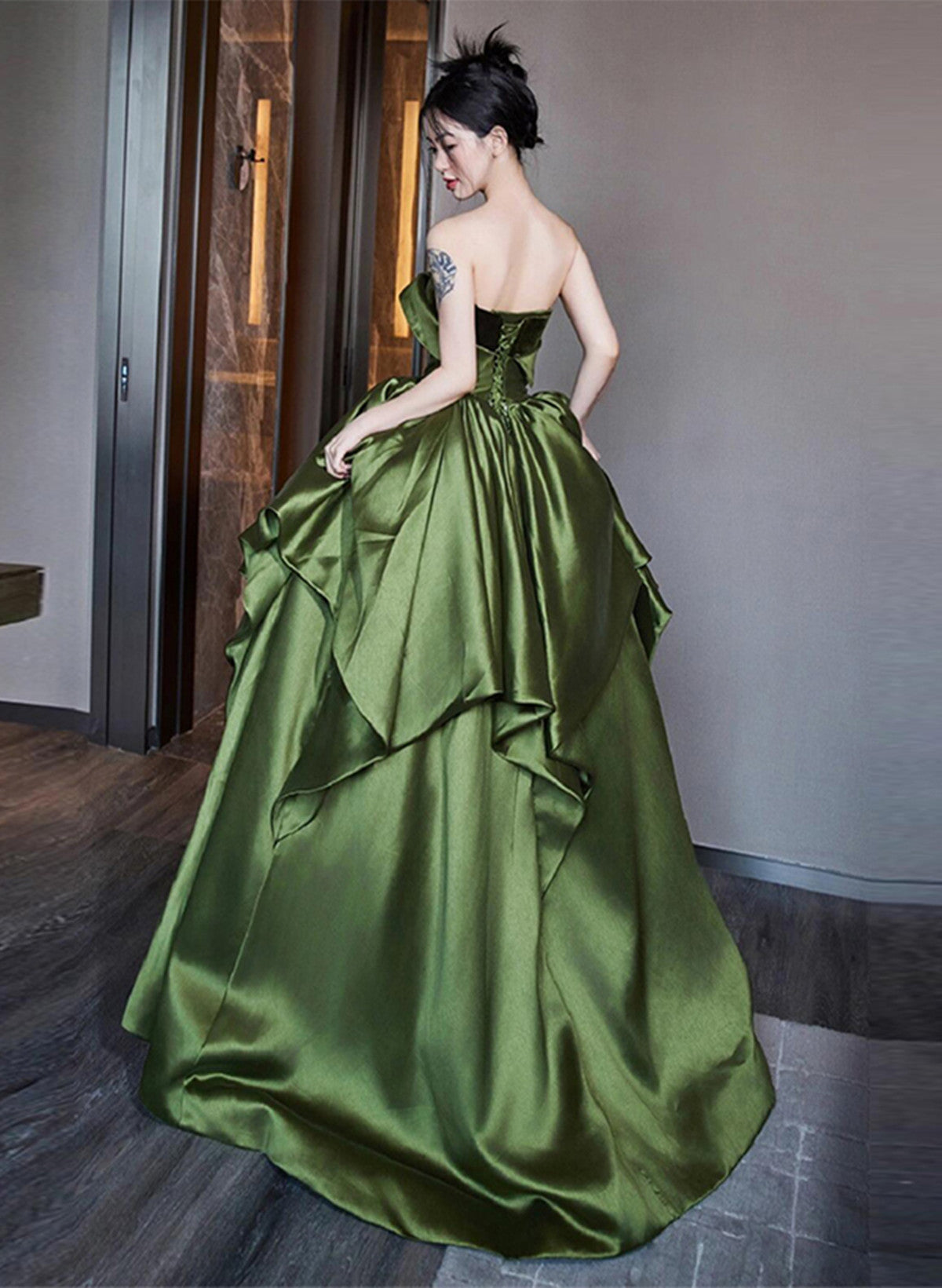 Vestido de fiesta verde satinado con corte en A y hombros descubiertos hasta el suelo 
