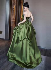 Vestido de fiesta verde satinado con corte en A y hombros descubiertos hasta el suelo 