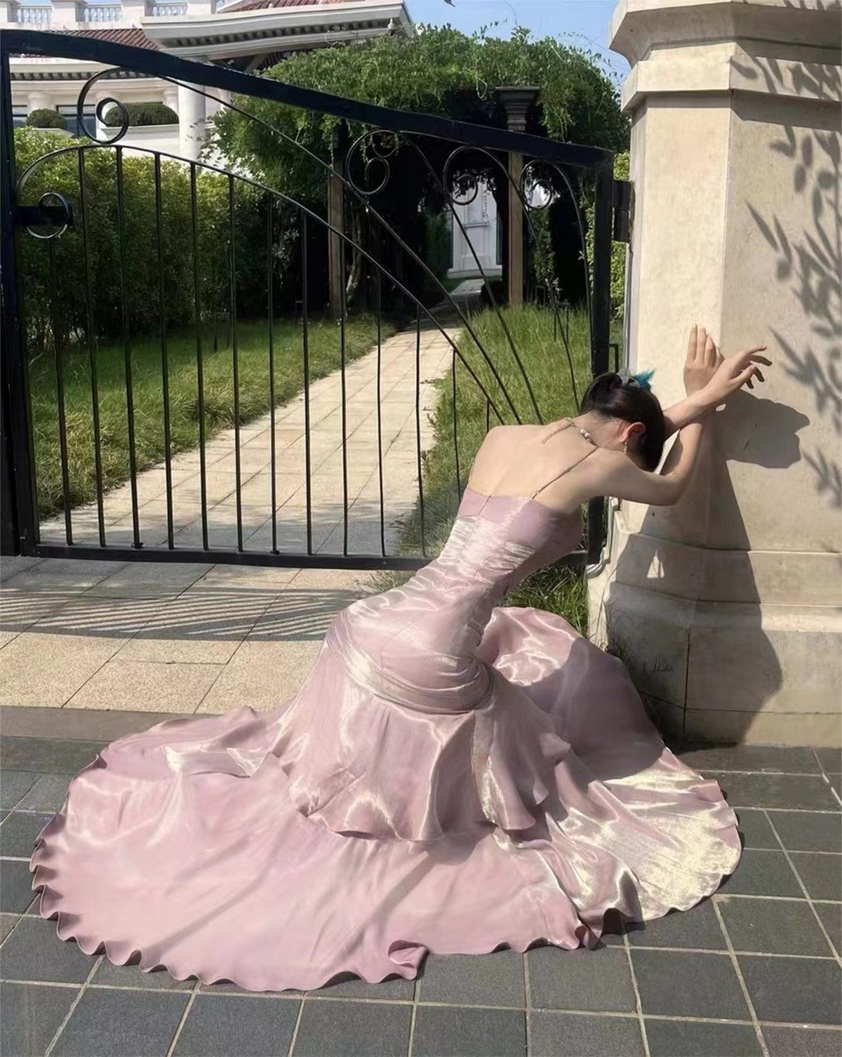 Vestido formal largo de satén rosa con tirantes de sirena 