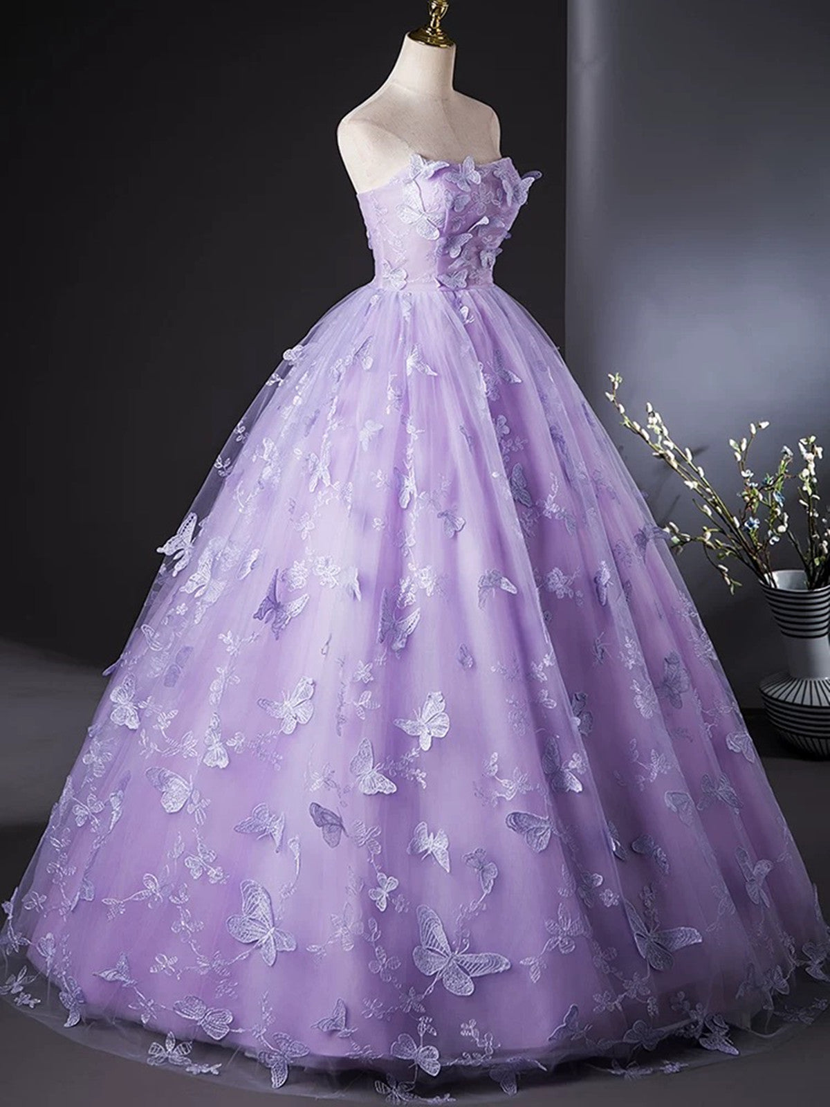Precioso vestido largo de encaje morado para dulces 16 