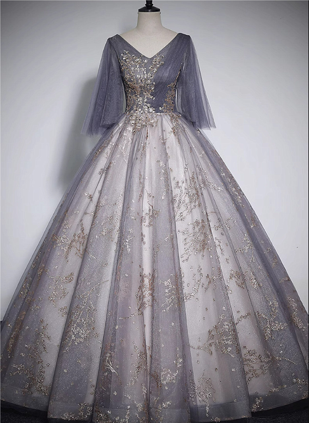Hermoso vestido formal largo de tul con escote en V 