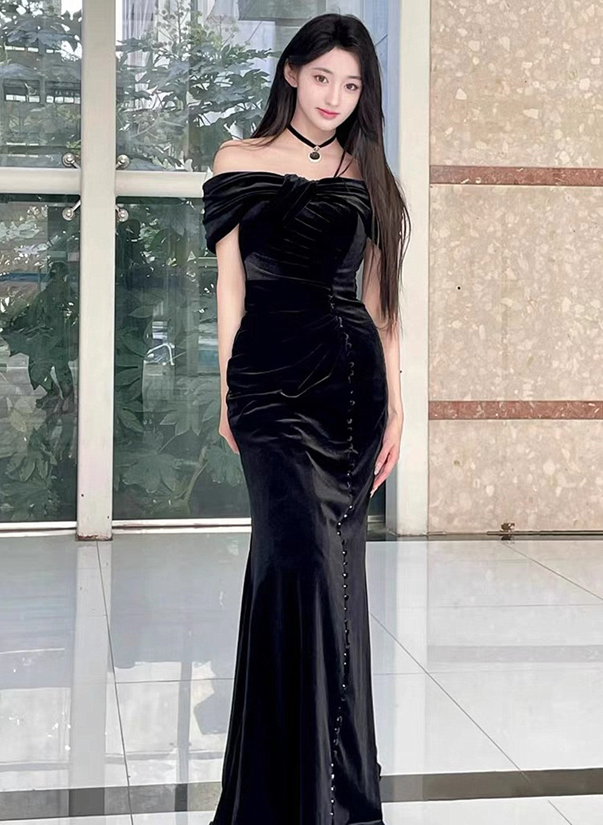 Vestido de fiesta largo de sirena con hombros descubiertos y terciopelo negro 
