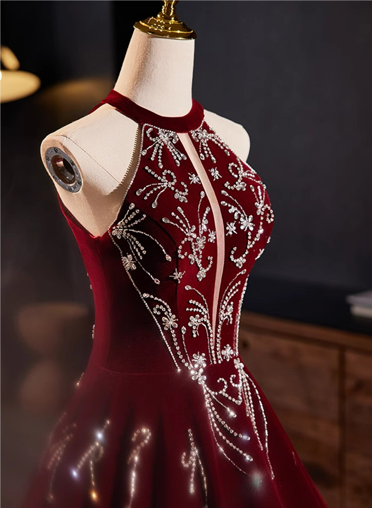 Vestido de fiesta de terciopelo rojo vino con cuentas y corte en A 