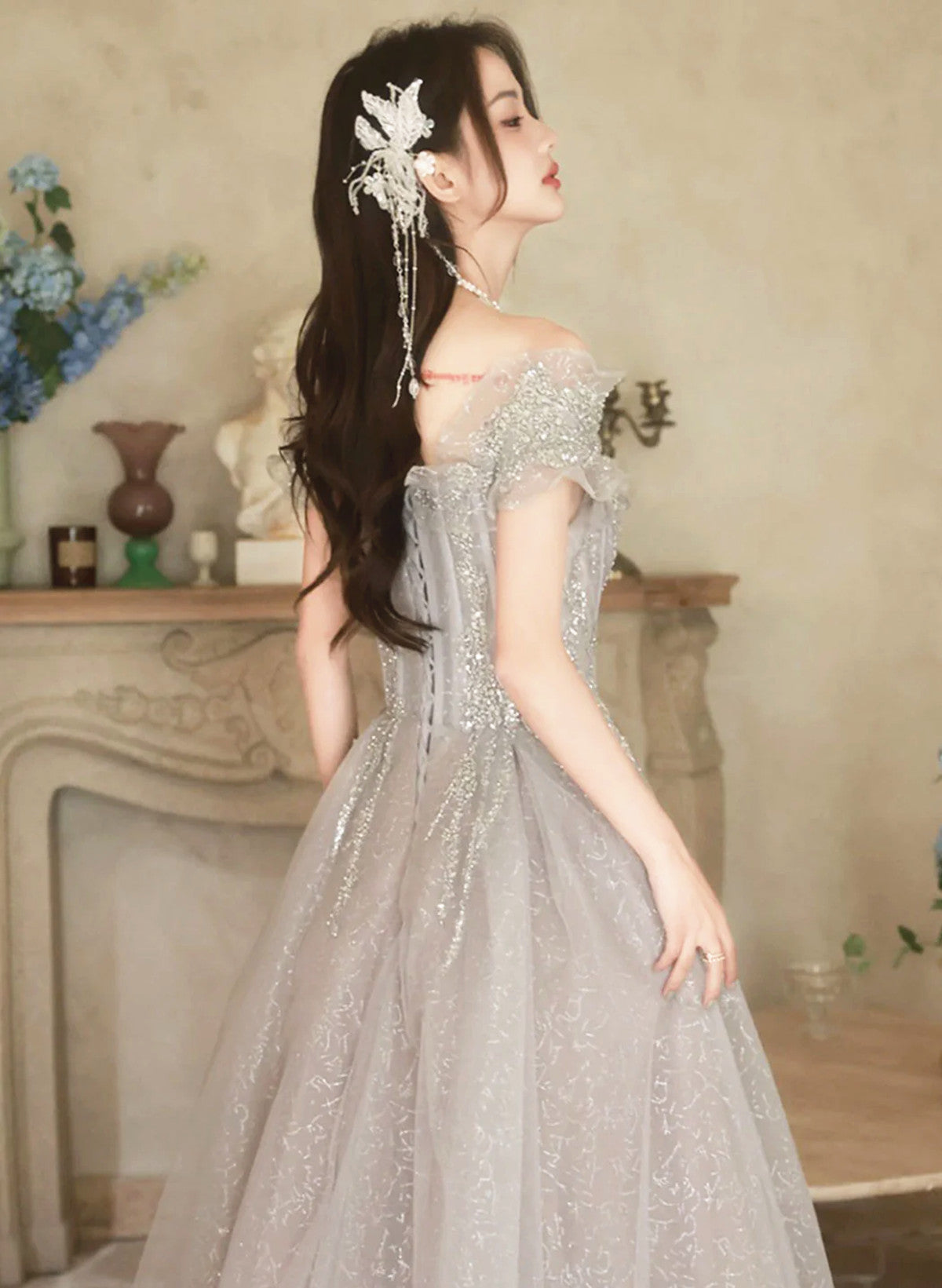 Vestido de fiesta de tul gris brillante con hombros descubiertos y corte en A 