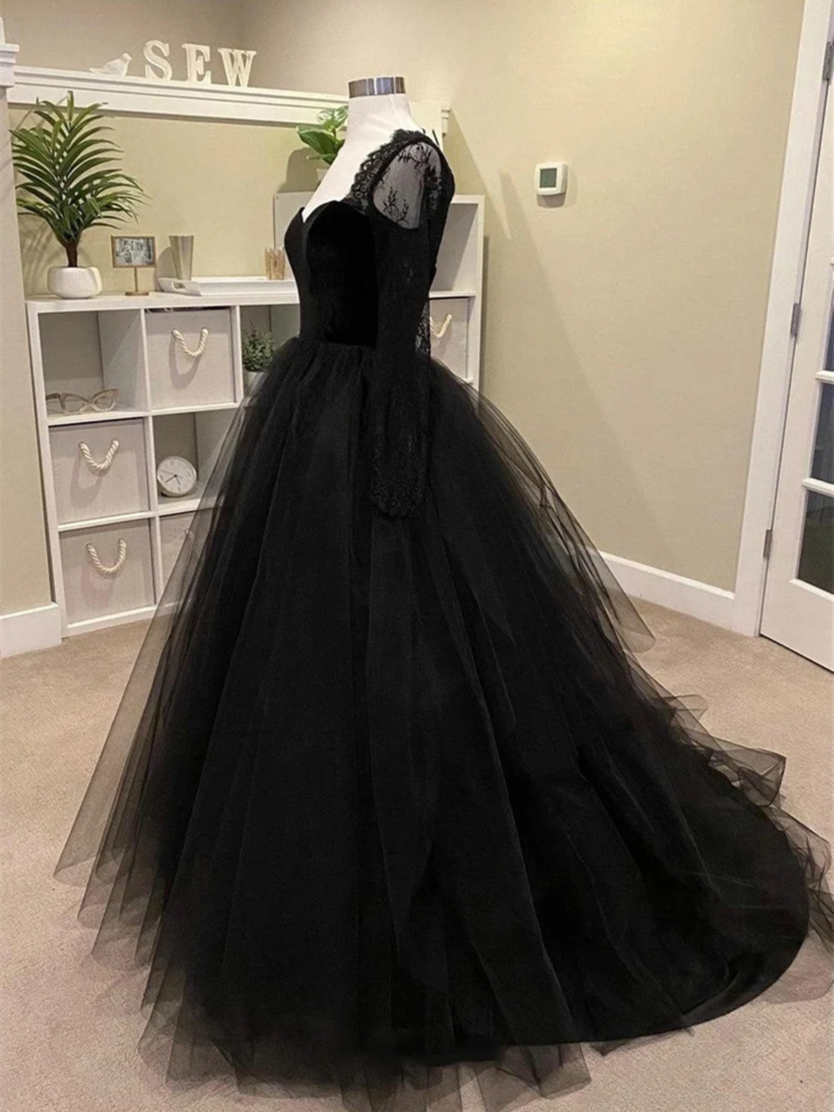 Vestido formal de manga larga de tul y terciopelo negro 