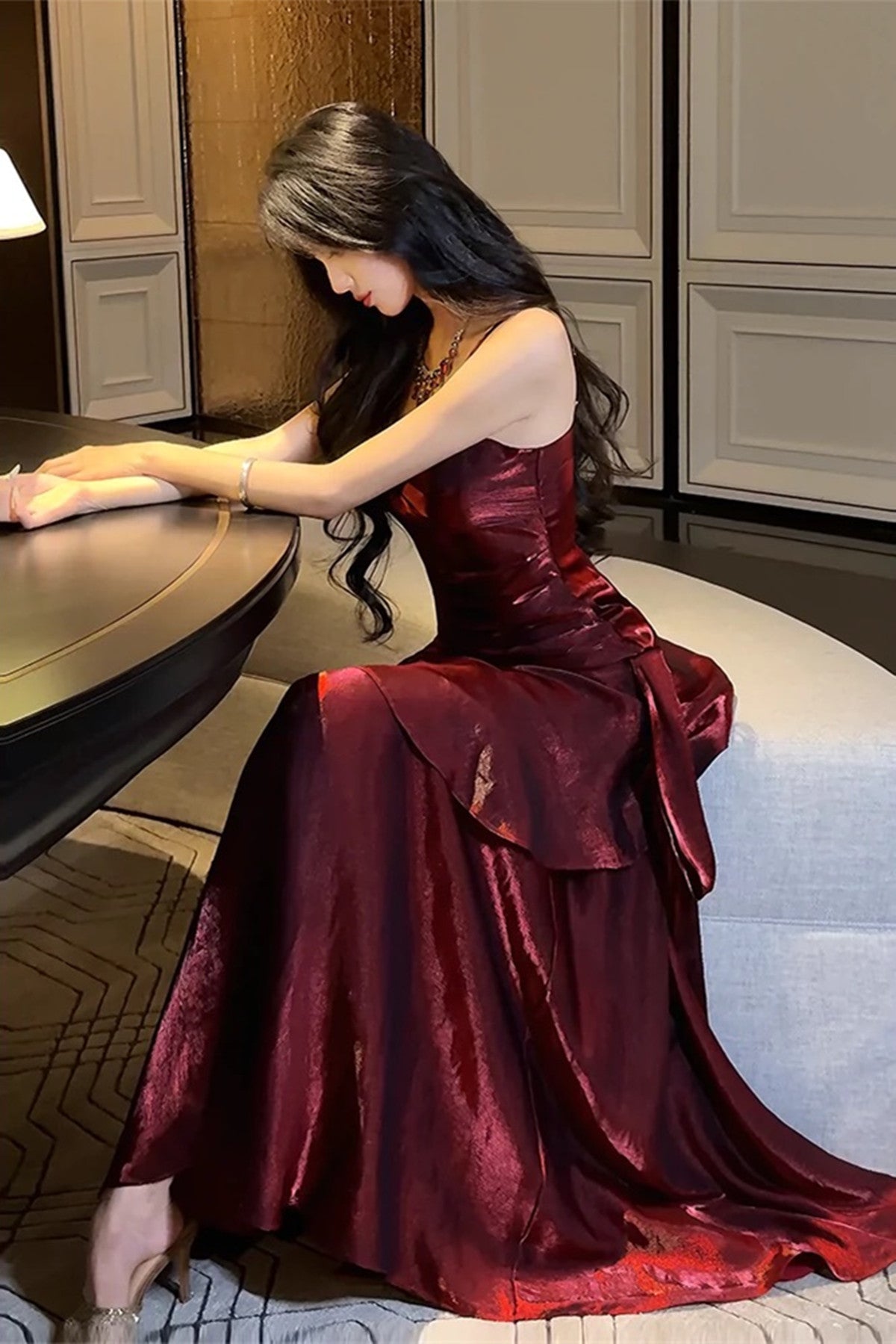 Vestido formal largo de satén con tirantes de sirena en color rojo vino 