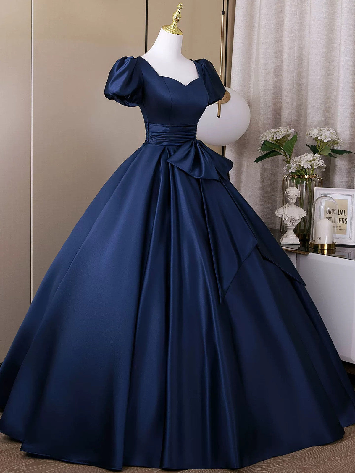 Vestido de fiesta azul marino de satén con escote en forma de A y mangas cortas 