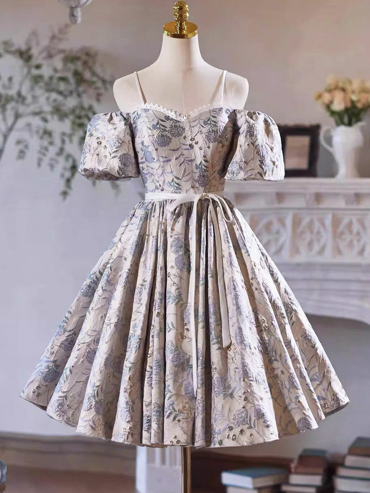 Vestido de fiesta floral de satén con corte en A y mangas cortas hasta la rodilla 