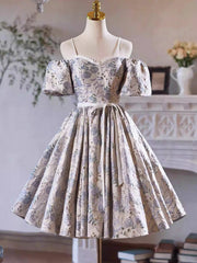 Vestido de fiesta floral de satén con corte en A y mangas cortas hasta la rodilla 