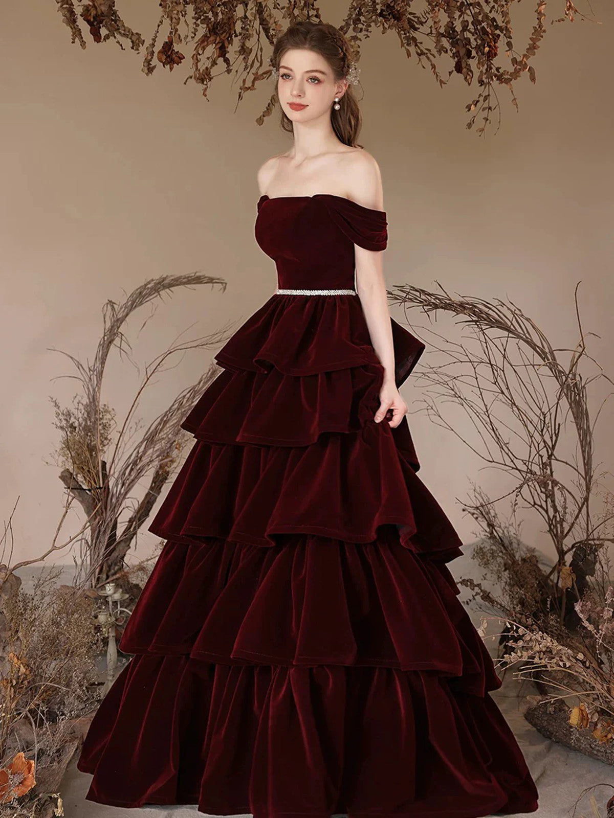 Precioso vestido de fiesta de terciopelo rojo vino con hombros descubiertos 