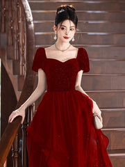 Vestido de fiesta rojo vino con escote en forma de A y mangas cortas 