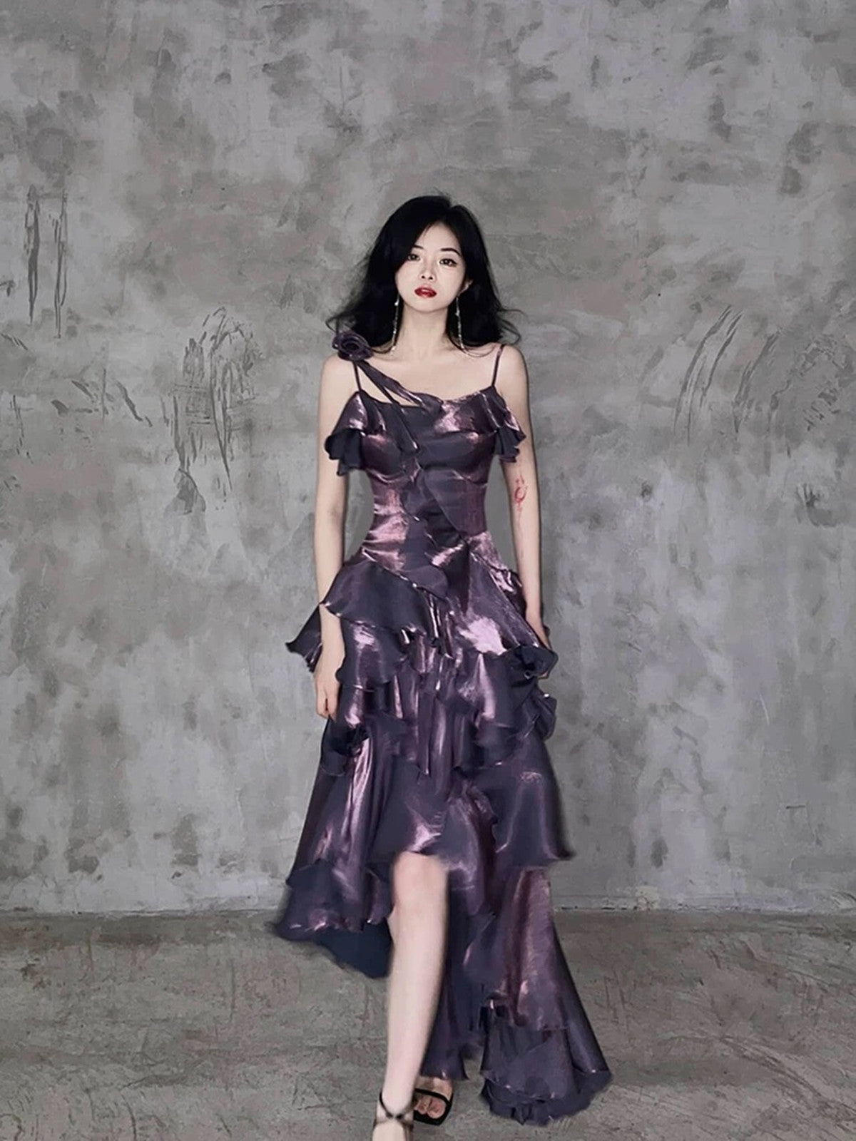 Vestido formal largo elegante de satén morado con corte alto y bajo 