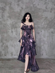 Vestido formal largo elegante de satén morado con corte alto y bajo 