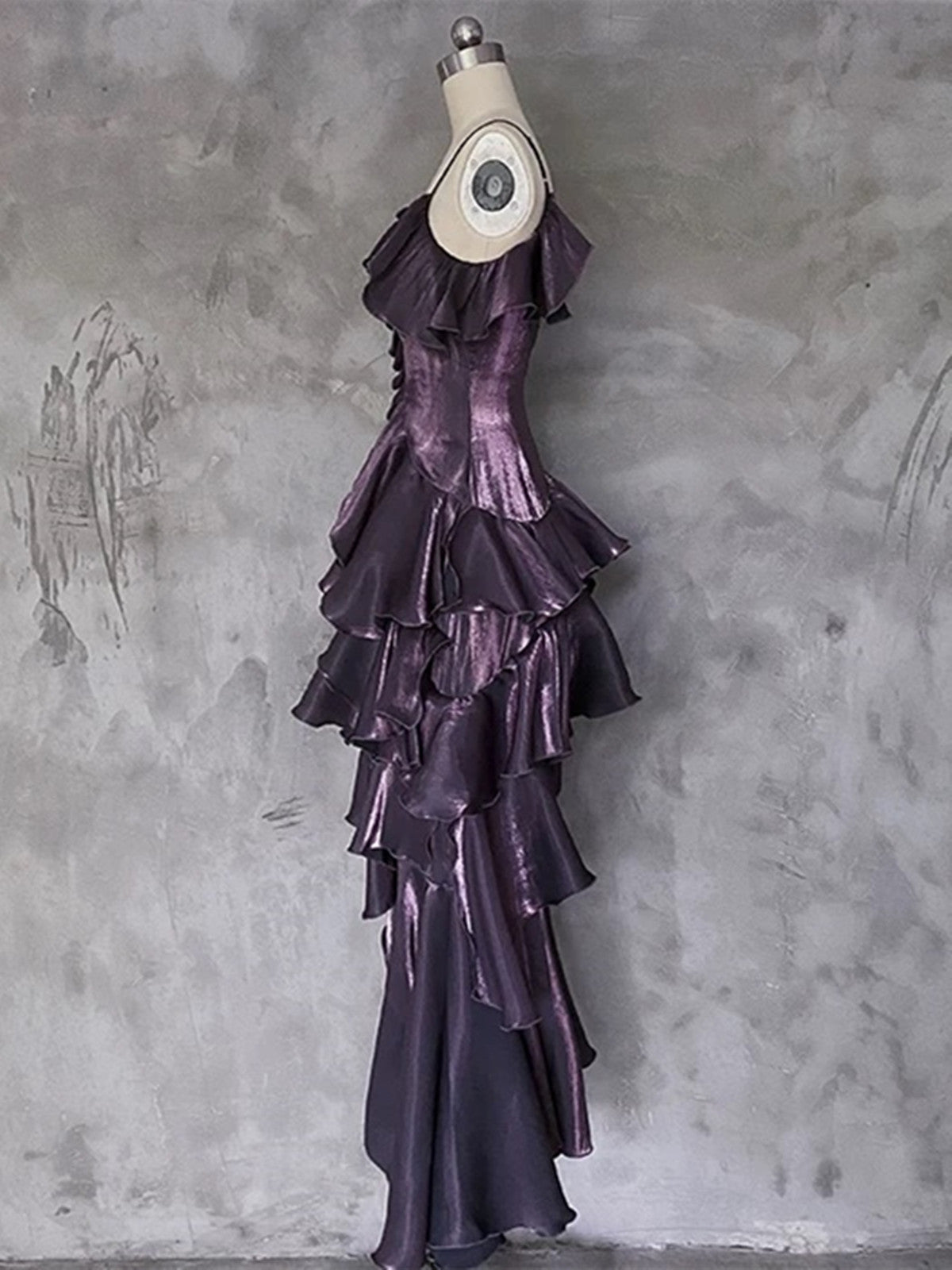 Vestido formal largo elegante de satén morado con corte alto y bajo 