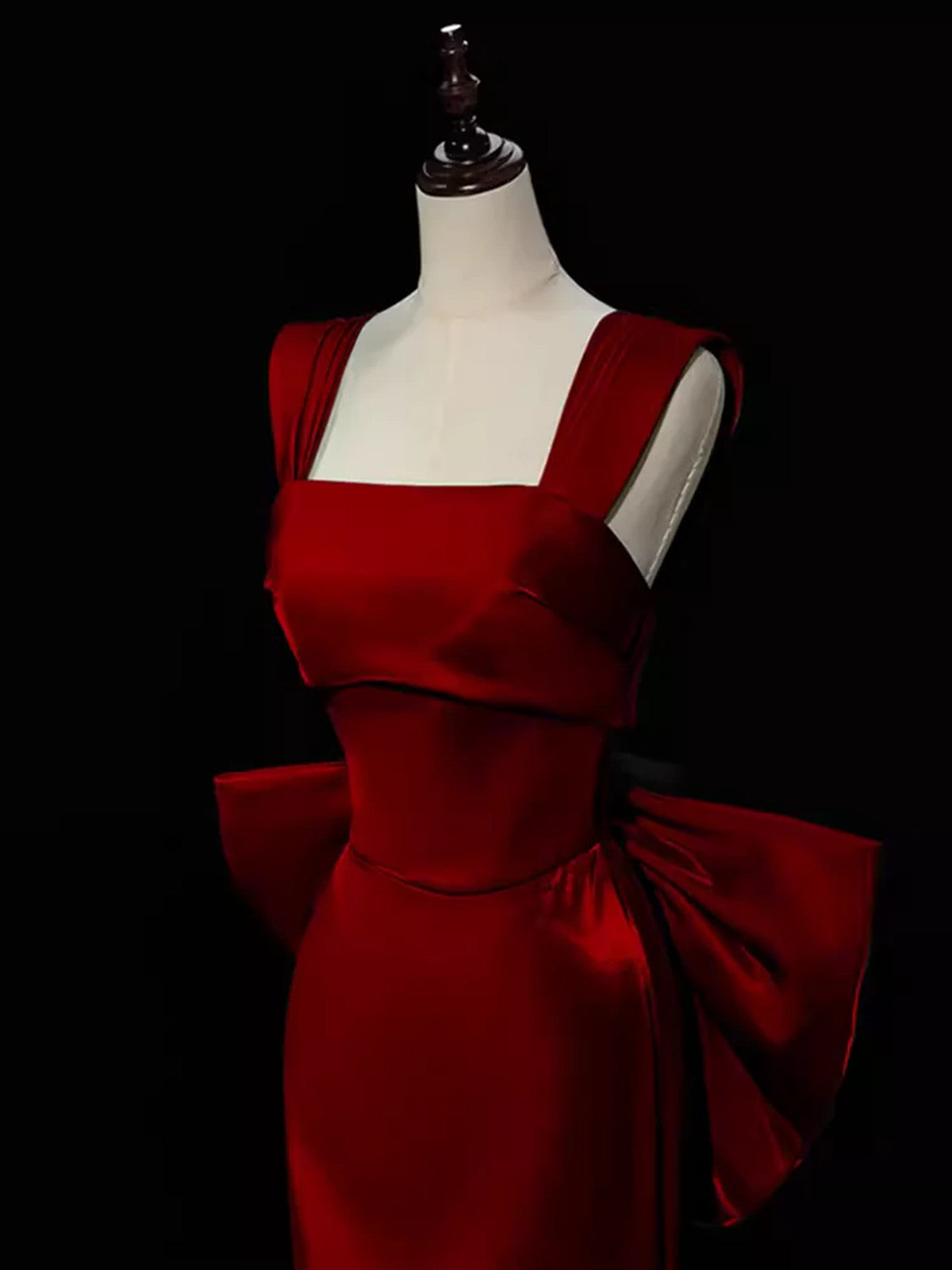 Vestido formal largo estilo sirena con tirantes de satén color rojo vino 