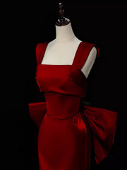 Vestido formal largo estilo sirena con tirantes de satén color rojo vino 